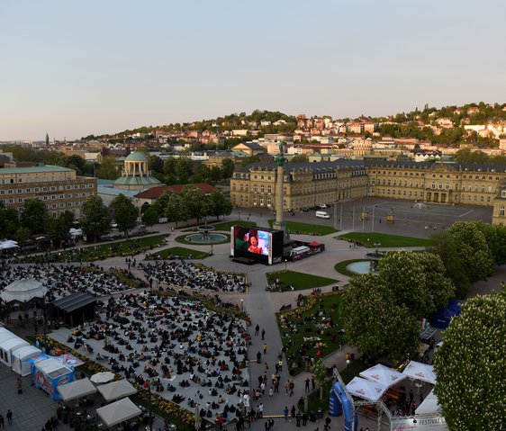Der Schlossplatz in Stuttgart mit Leinwand und Publikum während des Internationalen Trickfilmfestivals
